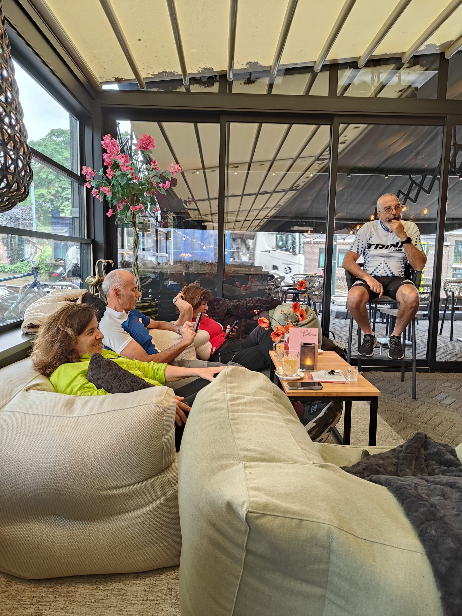 Pause café : 50 % repos, 50 % WhatsApp.